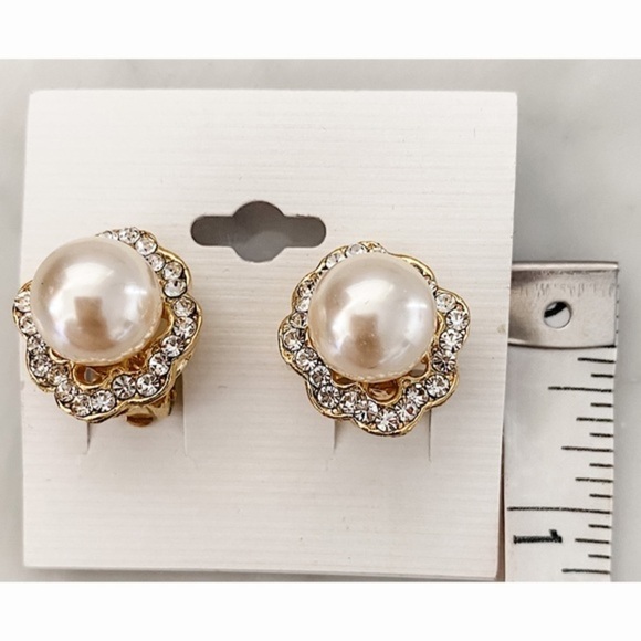 PEARL Clip On Earrings - Picture 5 of 5